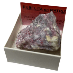 piedra en bruto, natural rubelita en matriz
