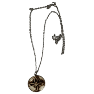 colgante nudo de bruja, resina y acero con cadena. wicca.