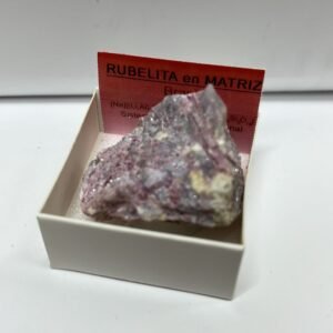 PIEDRA en bruto, natural RUBELITA en Matriz