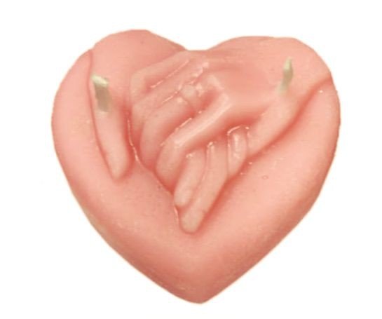 vela-corazon-mini-manos-rosa.jpg VELA CORAZON ROSA CON MANOS DOBLE PABILO MINI
