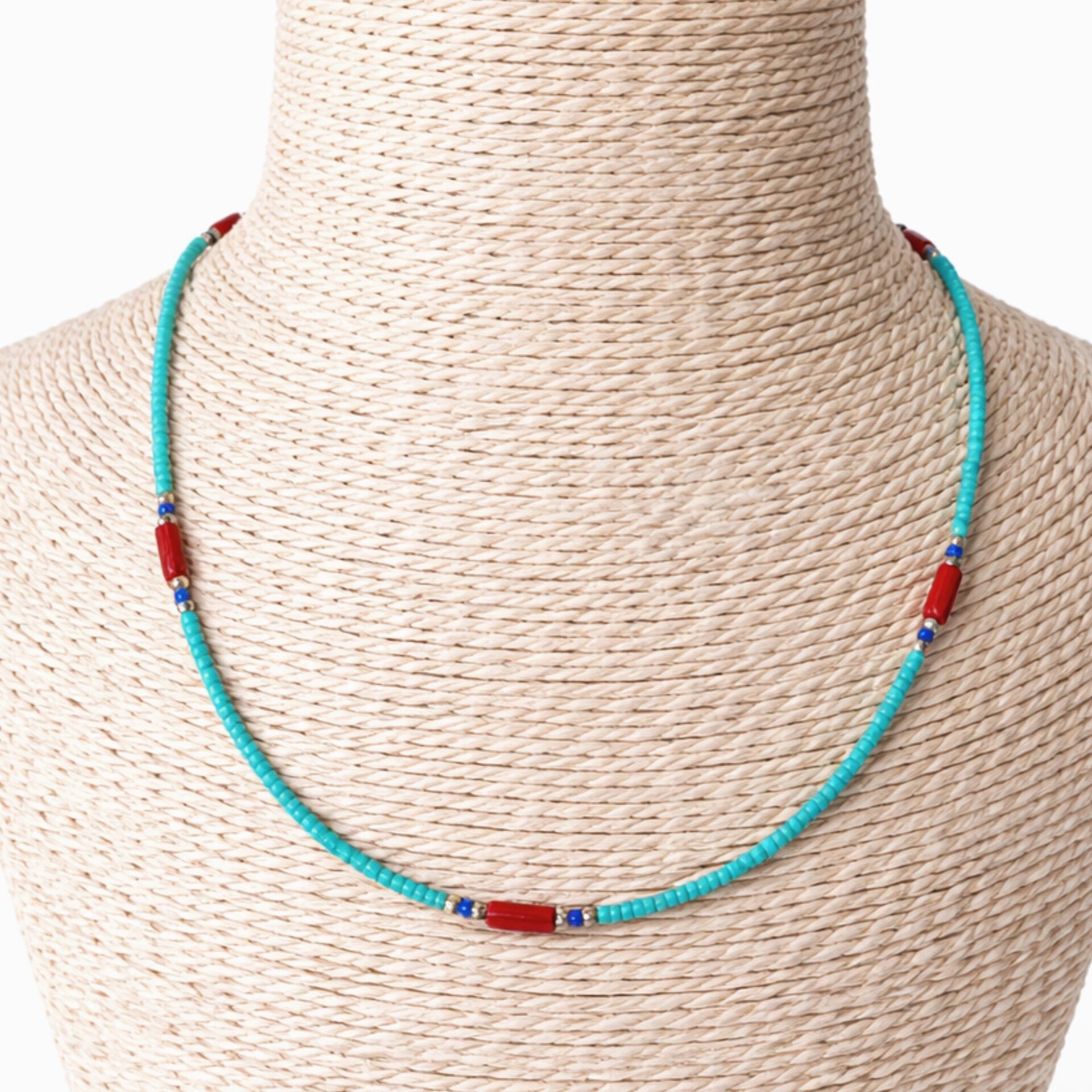 Turquesa nepalí y coralita de alta calidad - Collar con detalle de lapislázuli 42cm. - Imagen 2