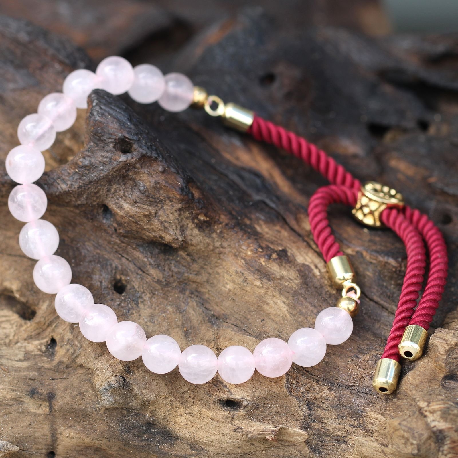 Pulsera de hilo burdeo con Cuarzo Rosa