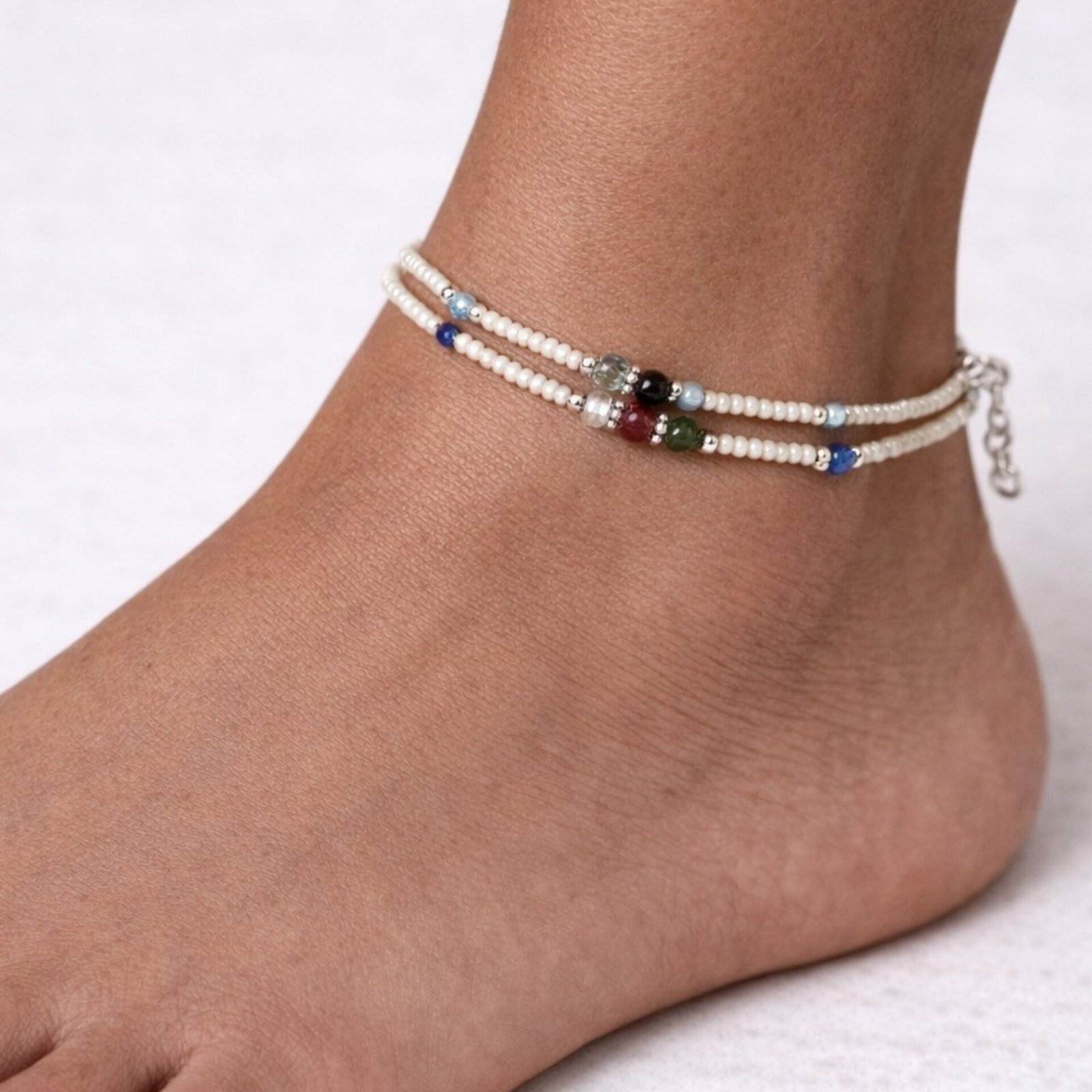 Tobillera fina de howlita nepalí de doble fila con cuentas facetadas - (22 cm) - Imagen 3