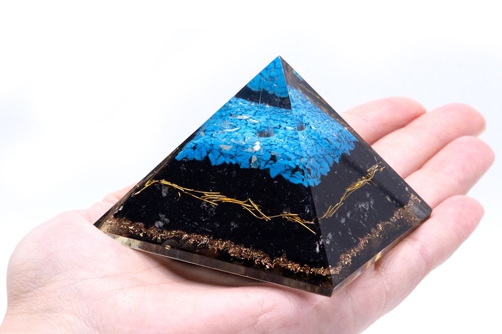 Pirámide de Orgonita - Gemas Chakra - Turquesa y Turmalina Negra - 70 mm - Imagen 2