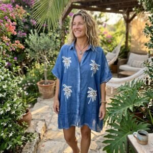 Nomad Sari en la colección Med - Caftán - Azul con decoración de palmeras en dorado y blanco
