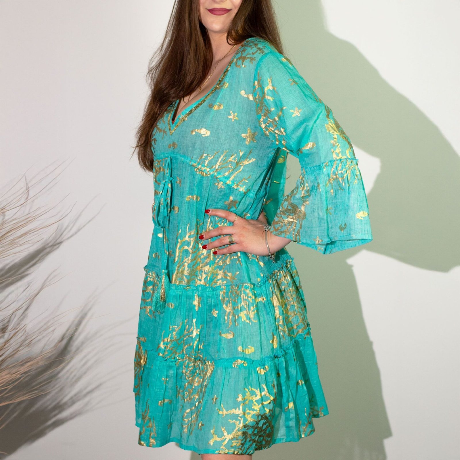 Nomad Sari En el Mediterráneo Turquesa y Dorado Estampado de Coral Vestido (M/L) - Imagen 3