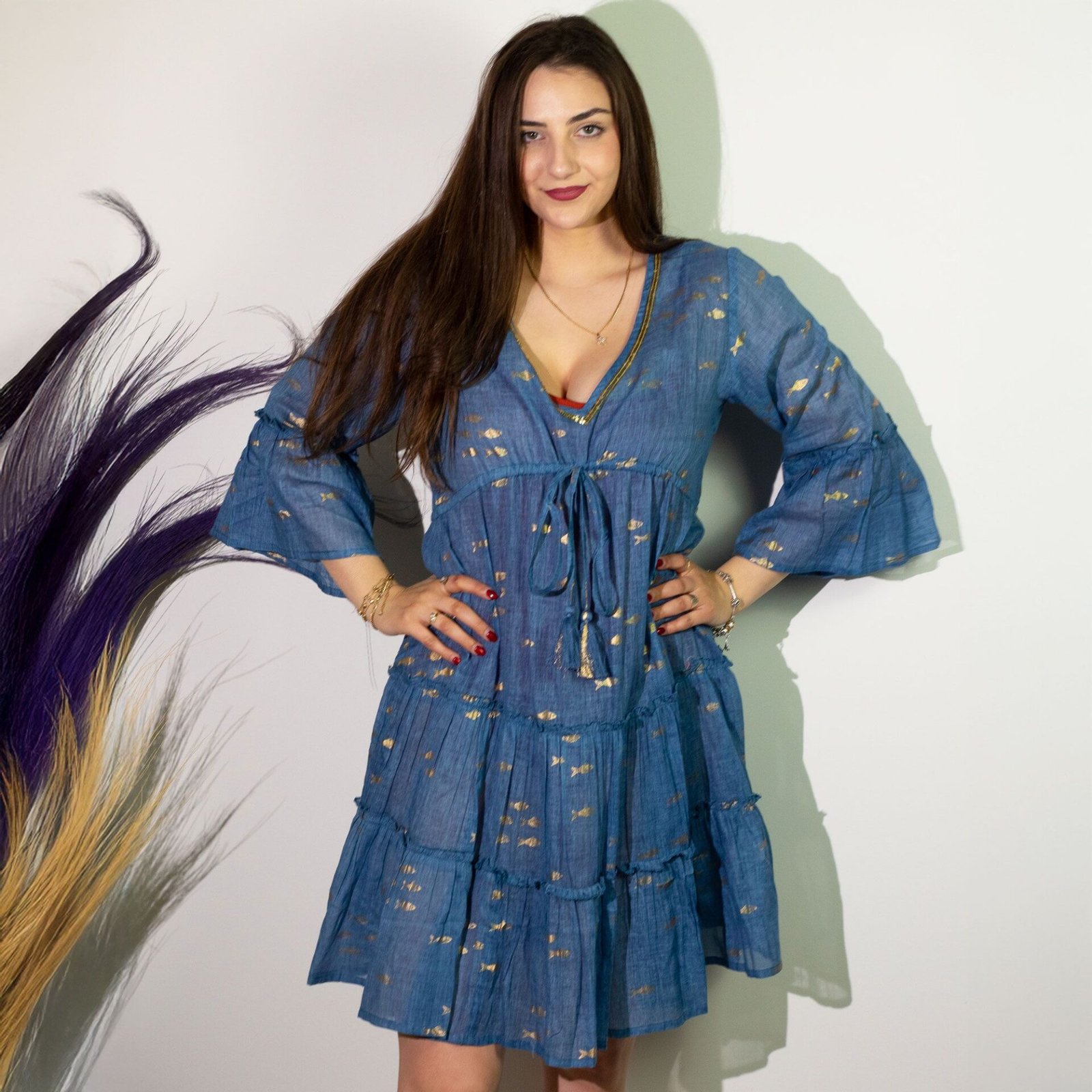 Nomad Sari en el Mar Mediterráneo Vestido con estampado de peces azules y dorados (M/L) - Imagen 2