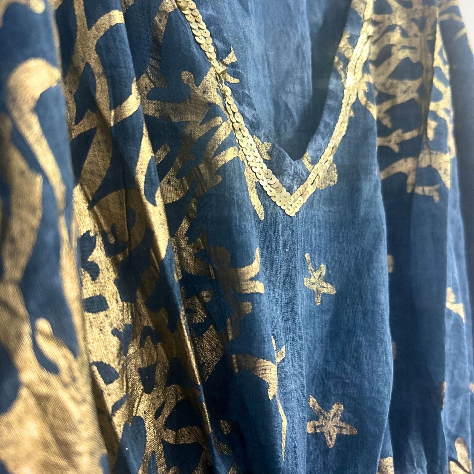 Nomad Sari Kaftan – Azul marino con estampado de coral dorado - Imagen 2