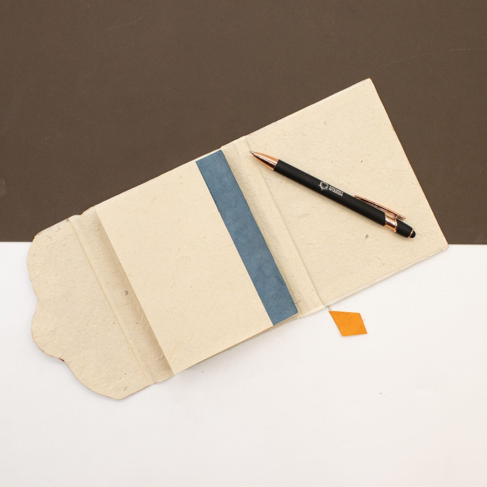 Cuaderno de Lokta mediano con cierre de botón (15x12 cm) - 45 hojas - Diseño floral auténtico del Himalaya - Imagen 3