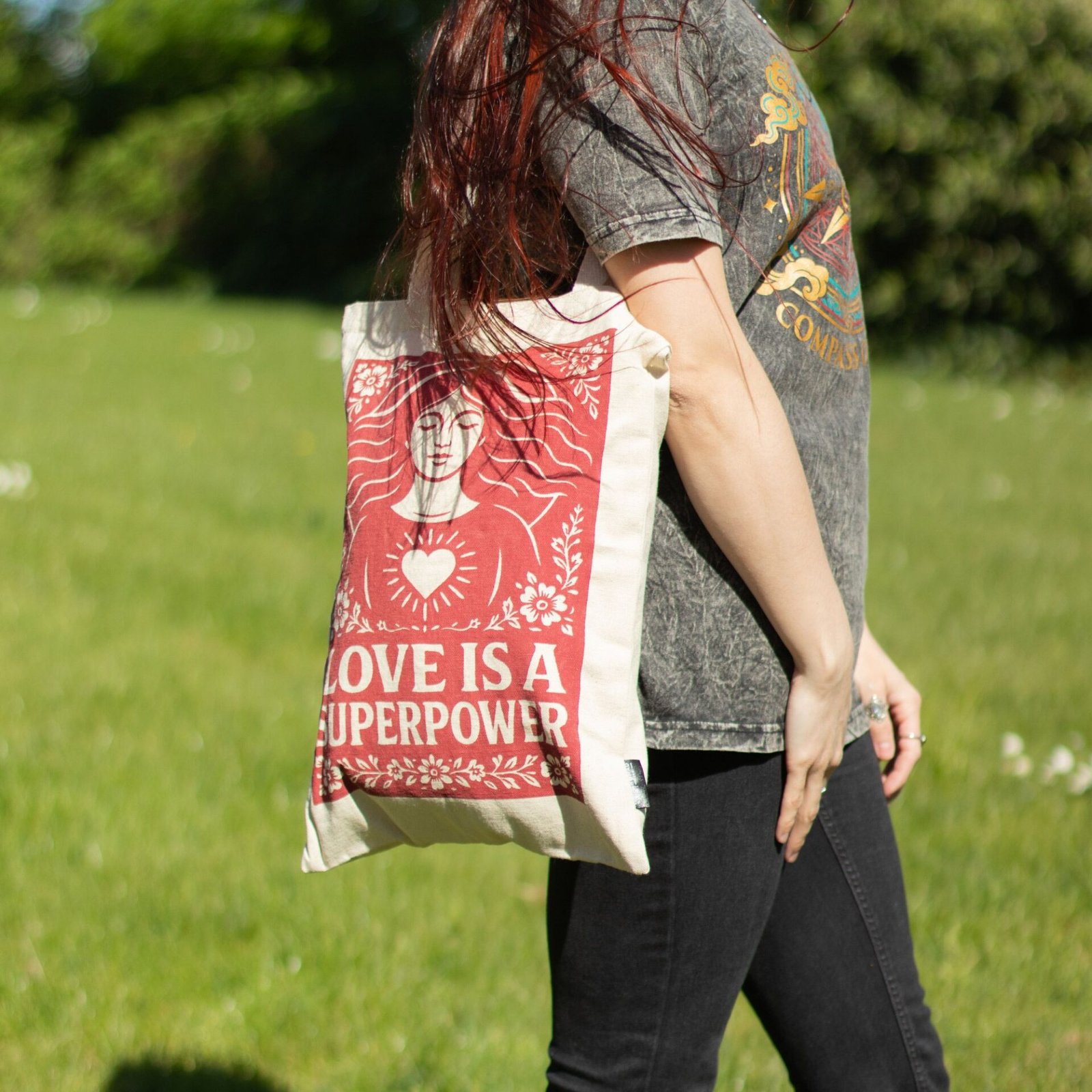 Nomad Sari Iconic Toni Tote Bag - El amor es un superpoder - Natural 10oz - Imagen 6