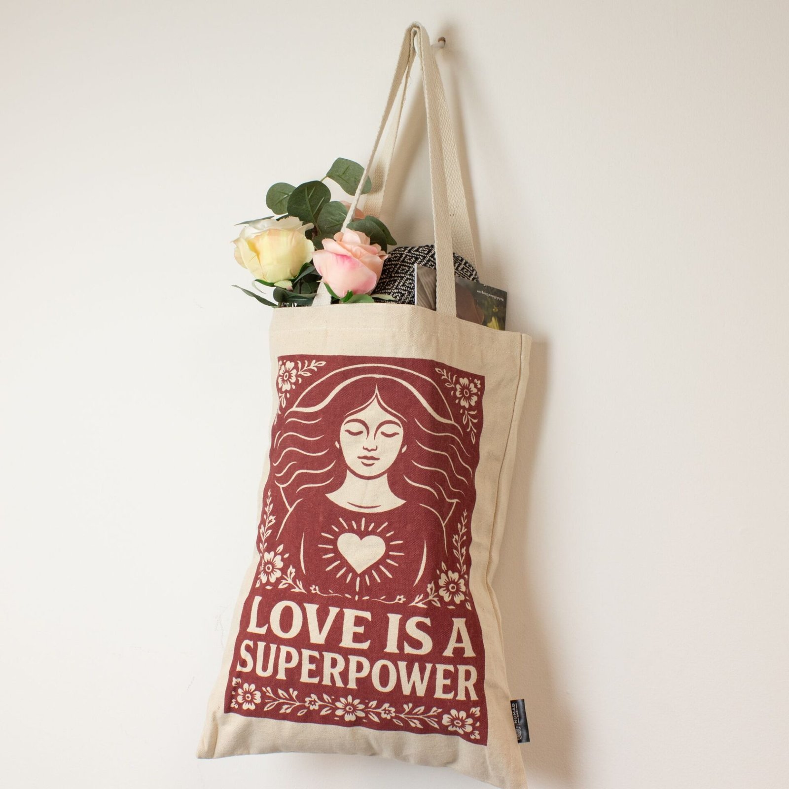 Nomad Sari Iconic Toni Tote Bag - El amor es un superpoder - Natural 10oz - Imagen 5