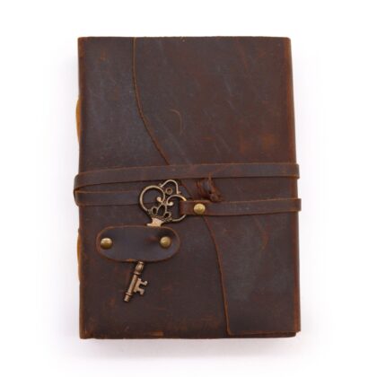 Cuaderno de cuero con llave