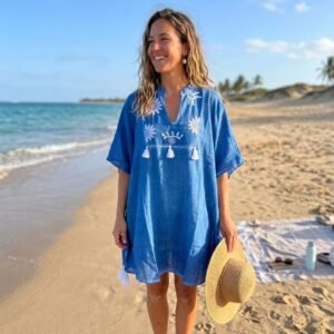 Nomad Sari en la Colección Med - Kaftán - Azul con bordado en crema y borlas