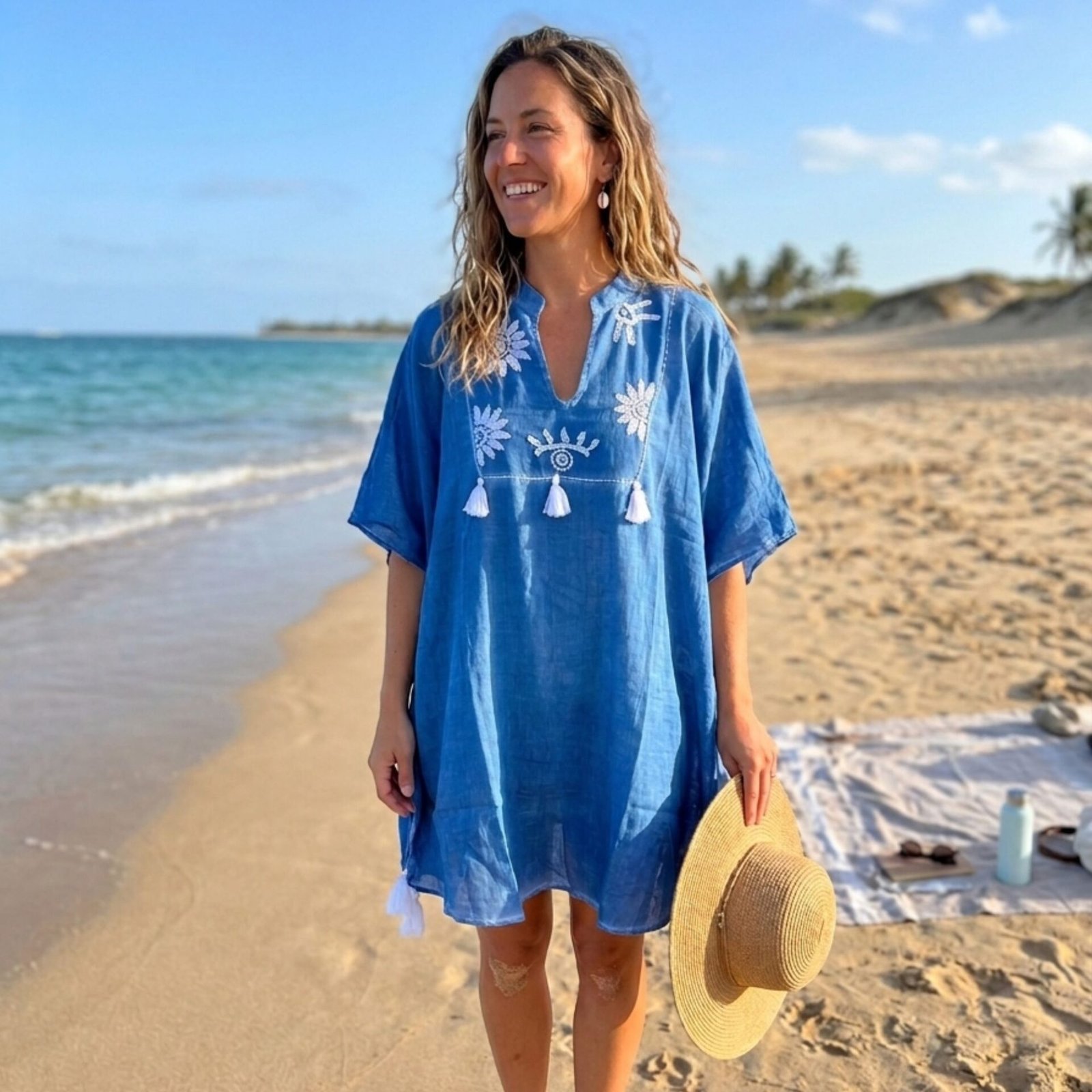 Nomad Sari en la Colección Med - Kaftán - Azul con bordado en crema y borlas