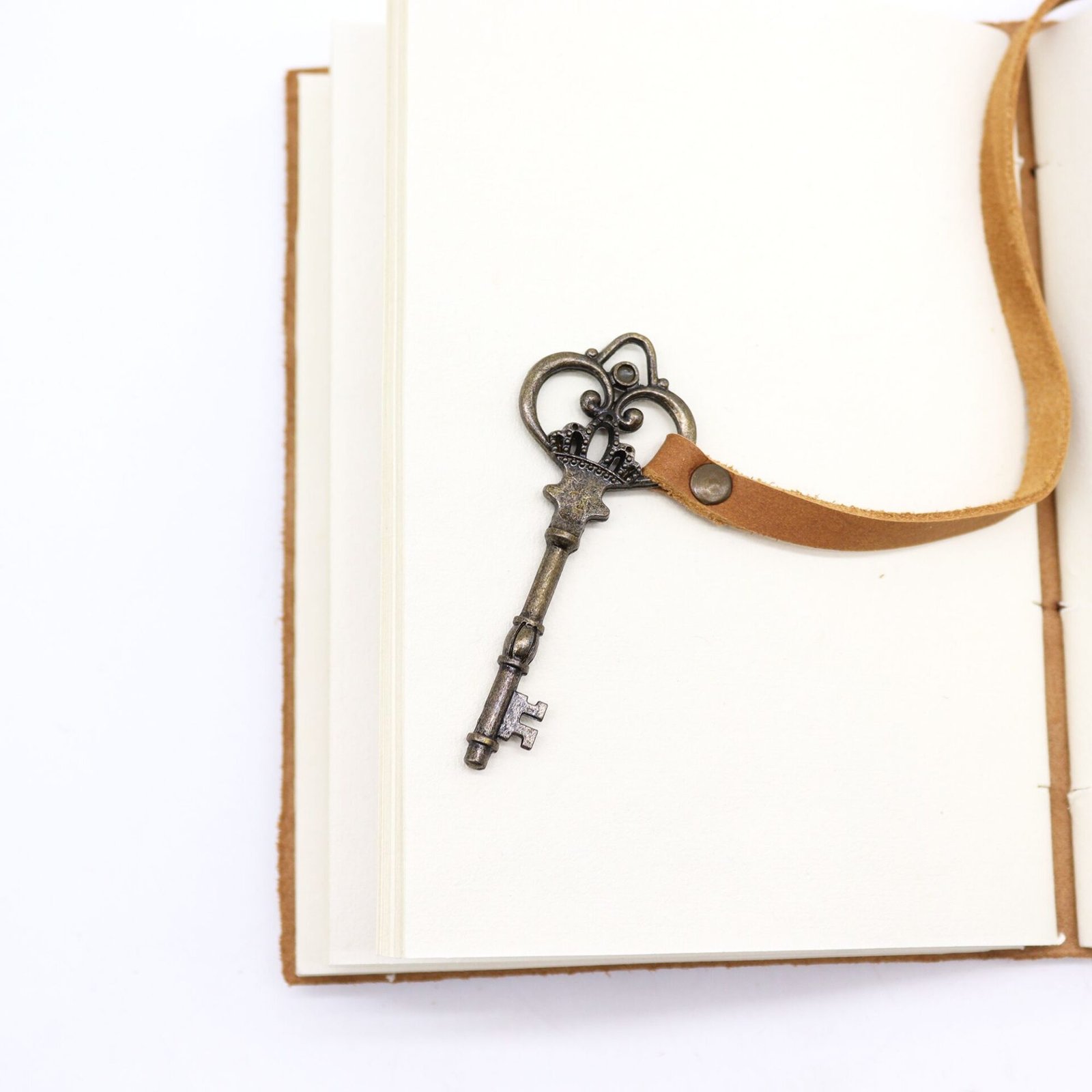 Cuaderno de Cuero Artesanal Tono Marrón con Llave y Cierre Vintage - Imagen 4