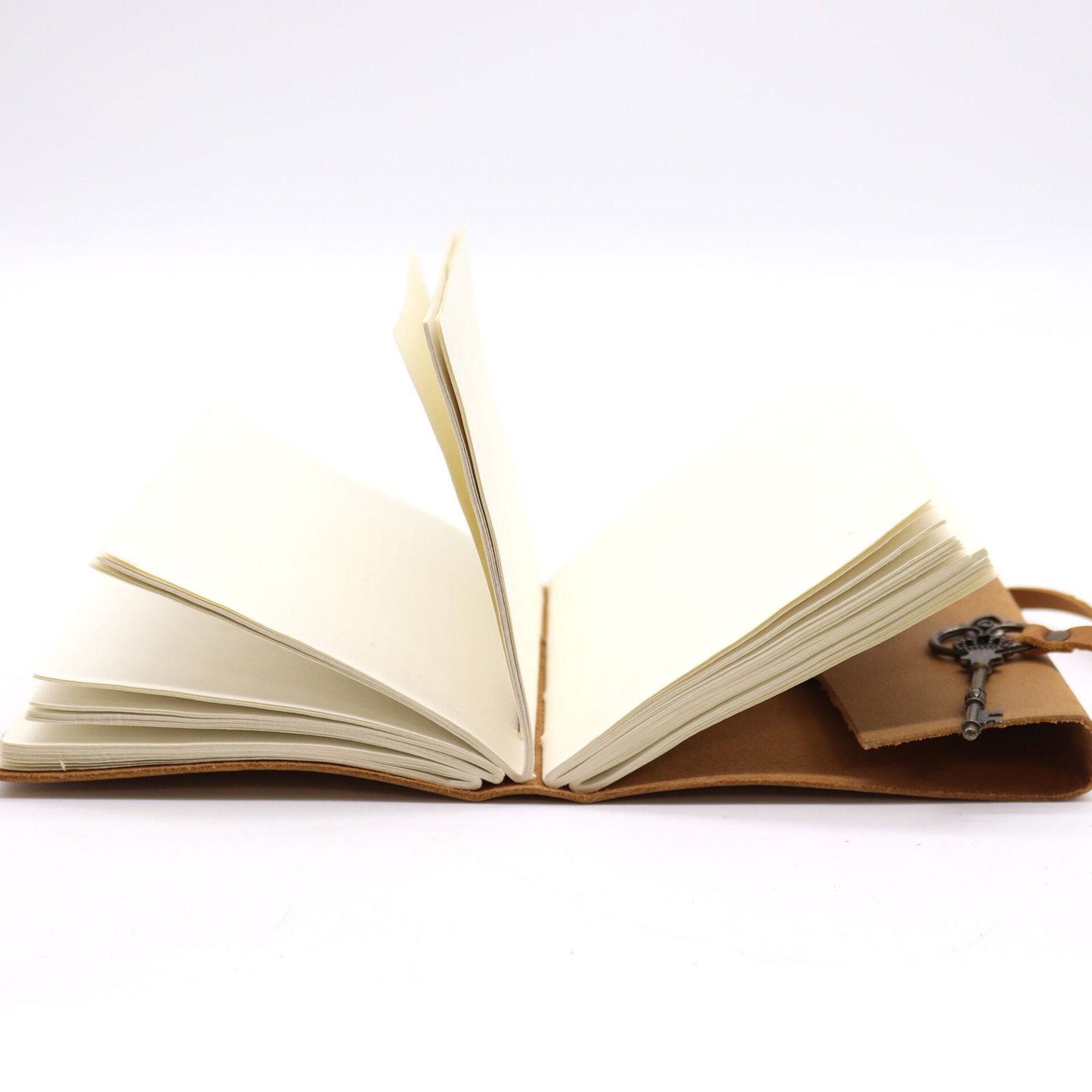 Cuaderno de Cuero Artesanal Tono Marrón con Llave y Cierre Vintage - Imagen 3