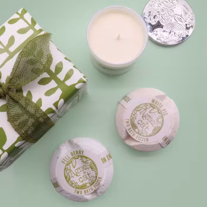 Set de Regalo: Bombas de baño de Higo blanco & Arándano silvestre + Vela de Ruibarbo - Imagen 3