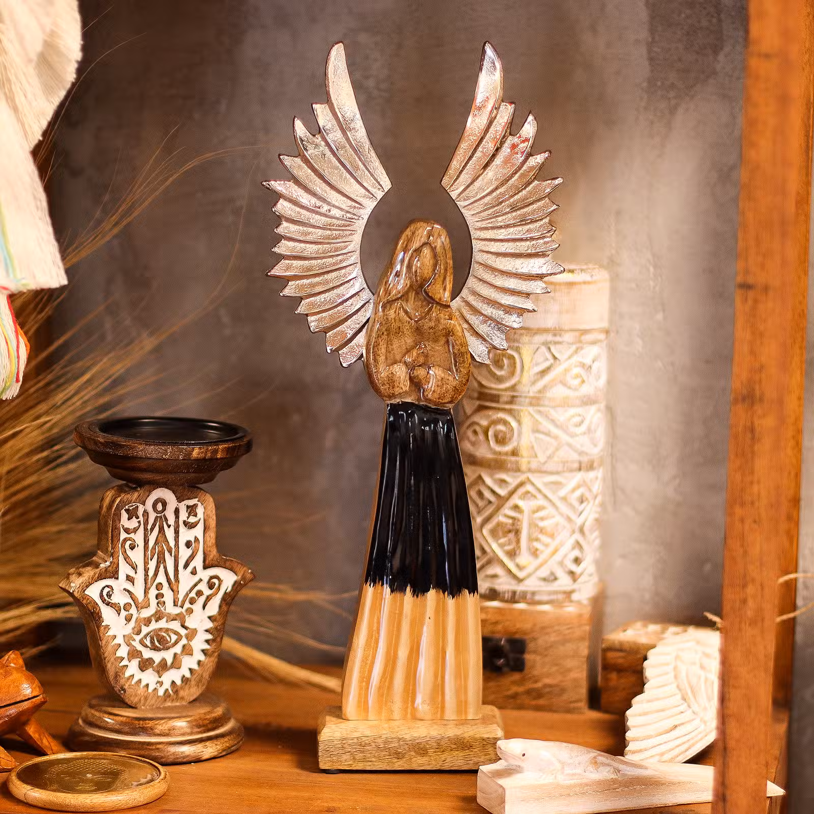 Ángel guardián de madera de mango grande, alas de metal y detalle esmaltado 40 cm. - Imagen 4