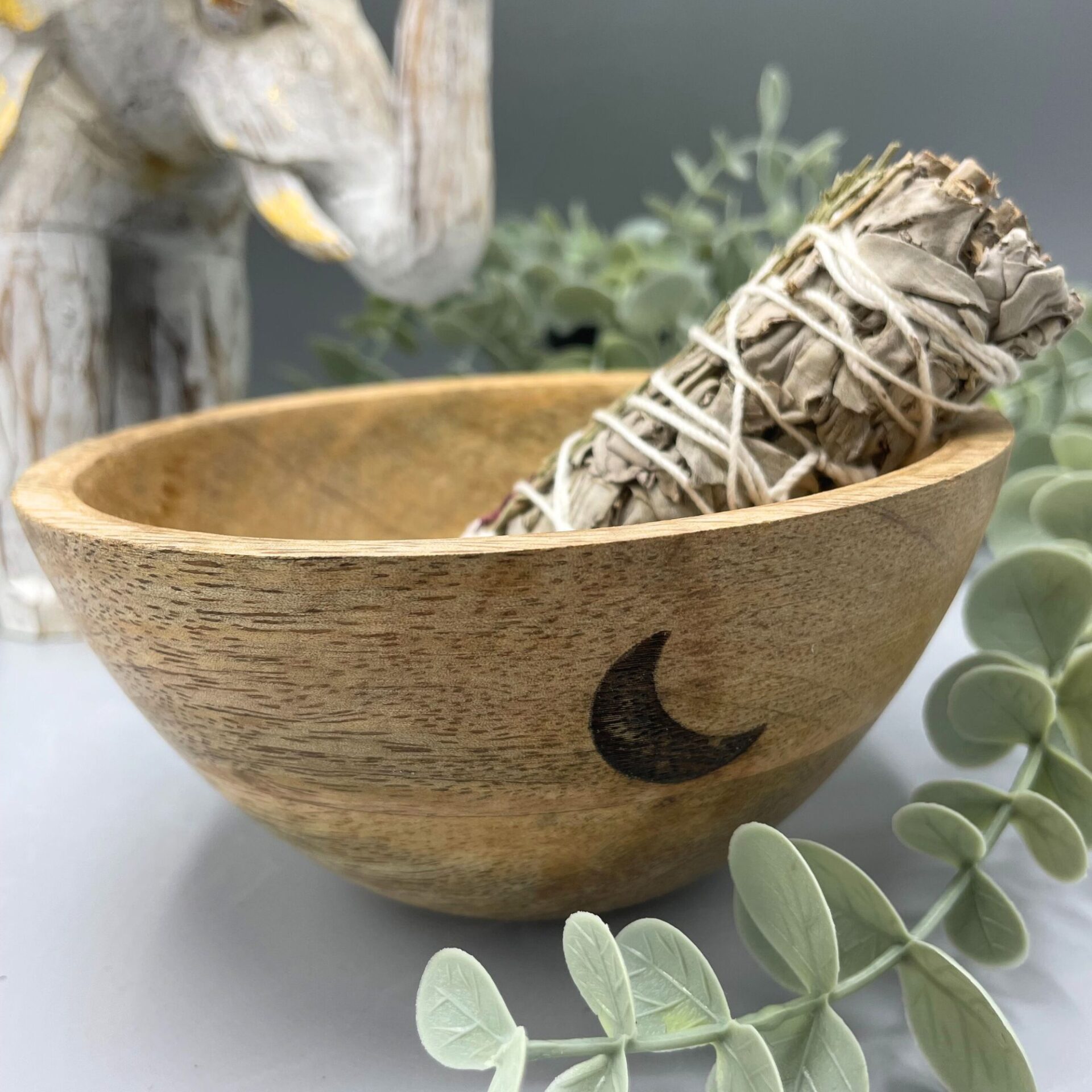 Cuenco de Madera para Ofrendas y Rituales- Tres Lunas - 13x7cm - Imagen 2