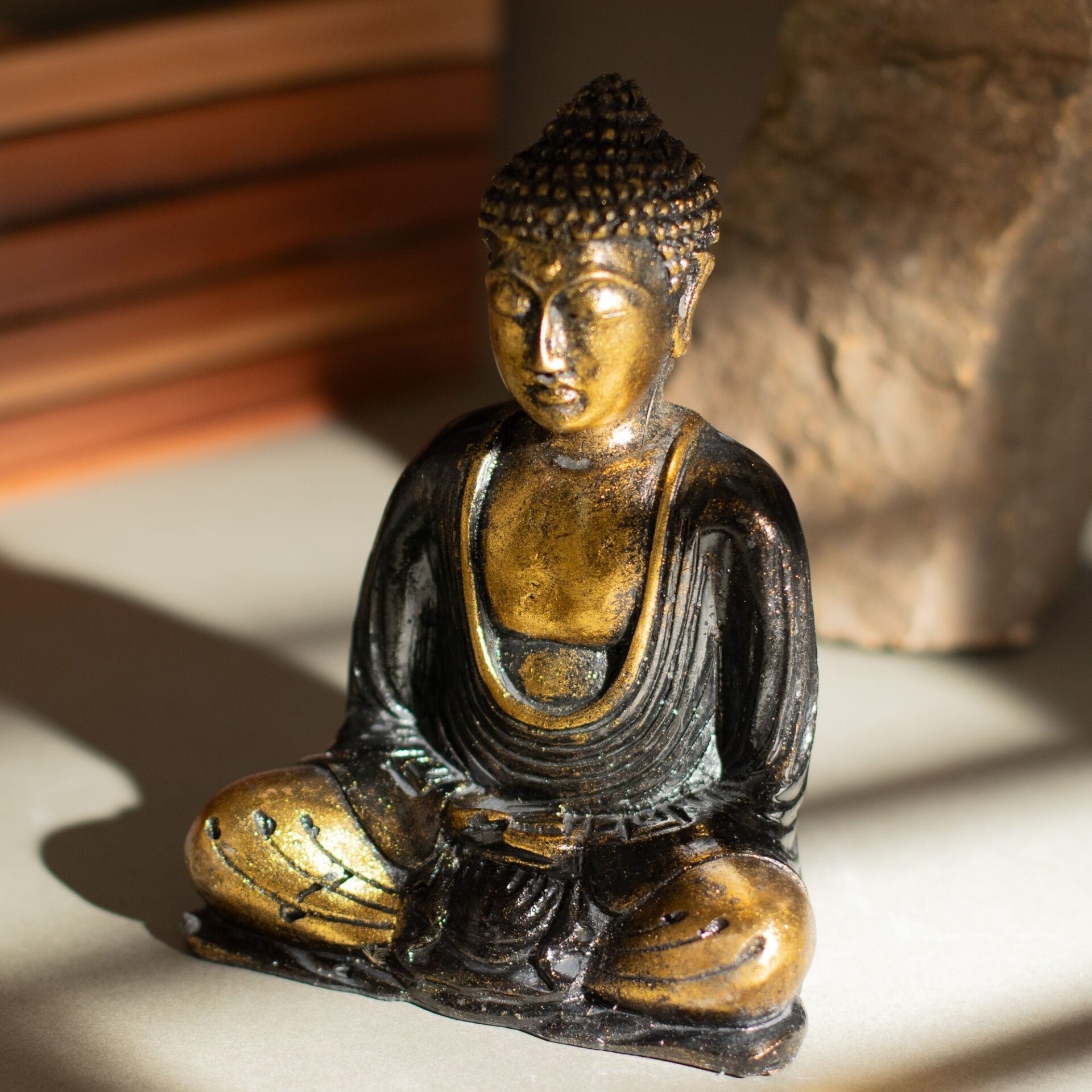 Buda Negro y Oro - 15 cm. - Imagen 4