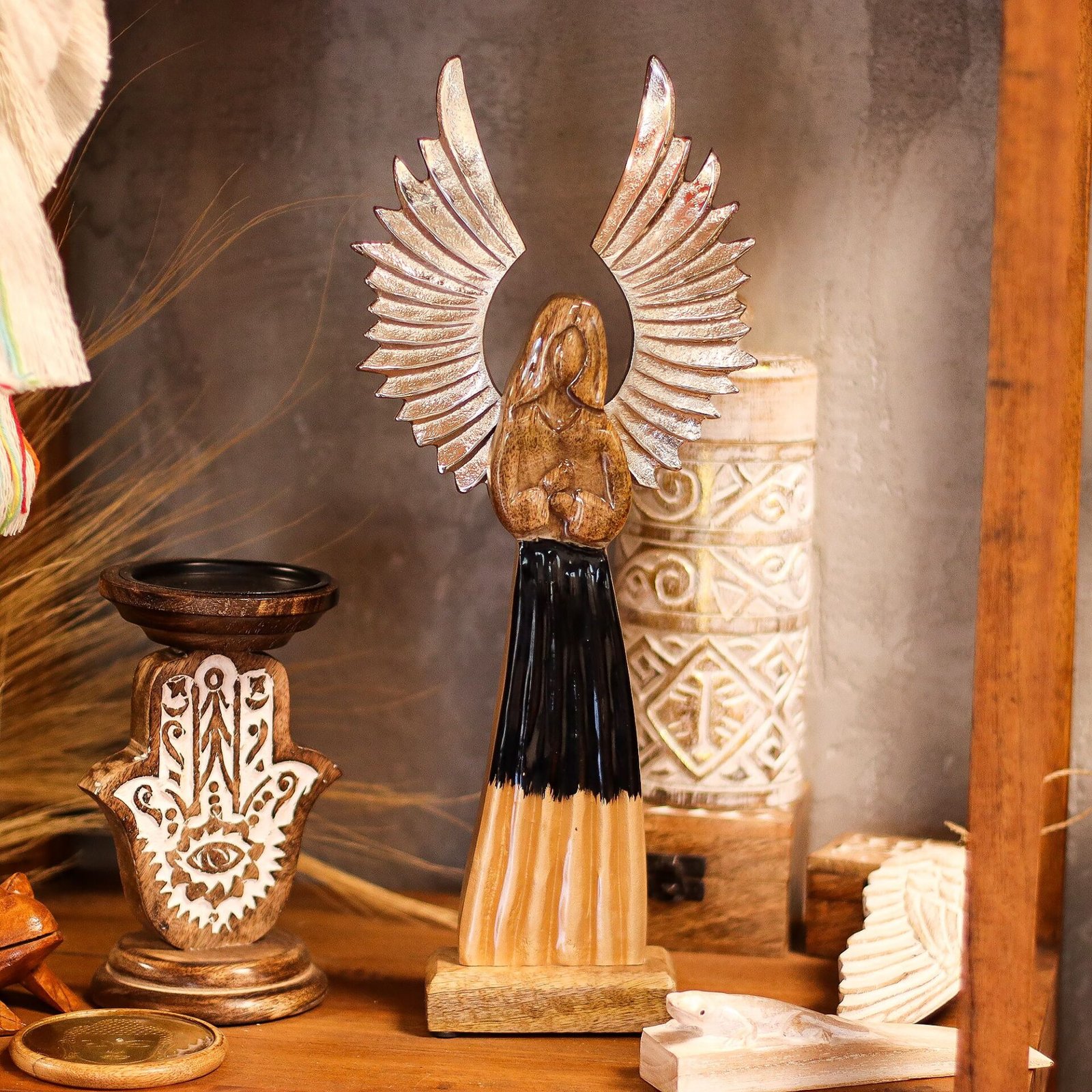 Ángel guardián de madera de mango grande, alas de metal y detalle esmaltado - Imagen 8